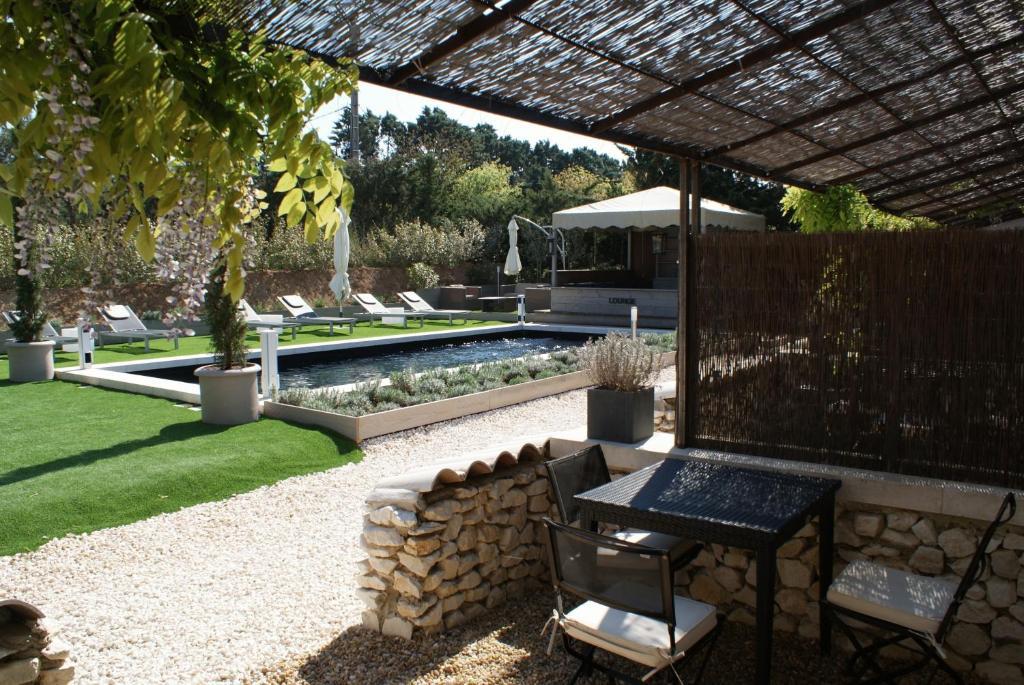 L'Auberge De L'Aubergine Eygalières Exteriör bild