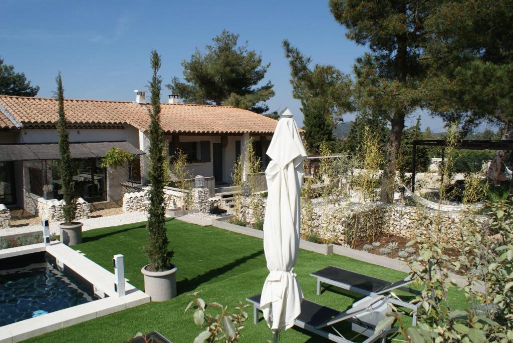 L'Auberge De L'Aubergine Eygalières Exteriör bild