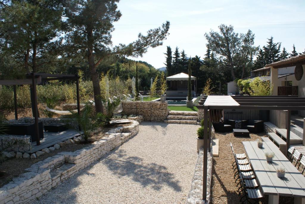L'Auberge De L'Aubergine Eygalières Exteriör bild
