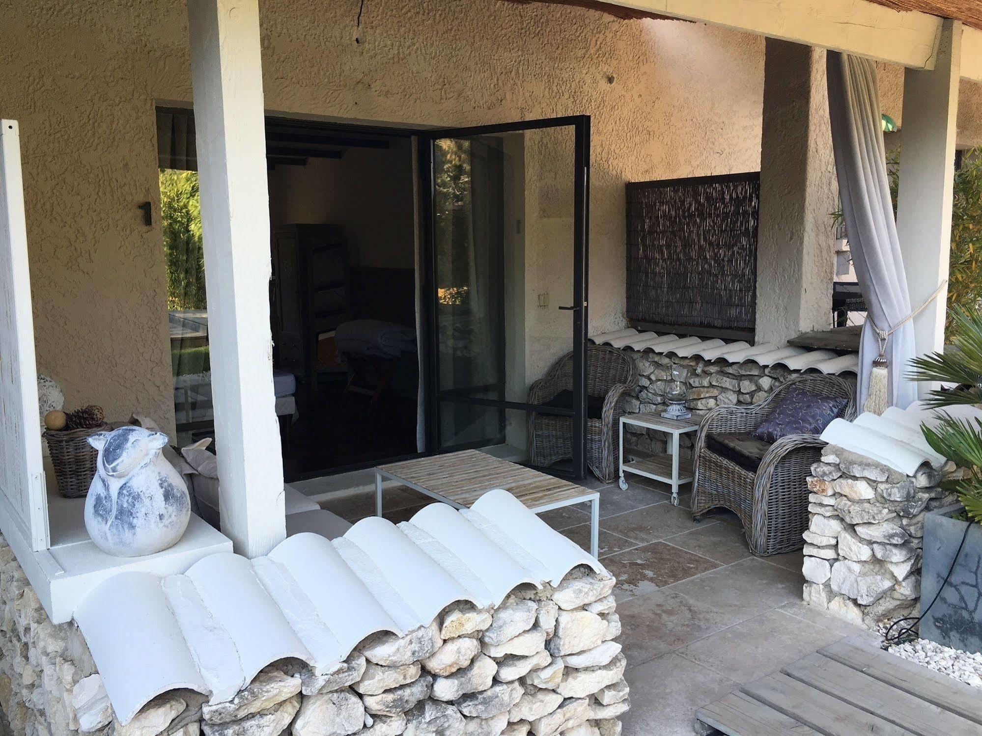 L'Auberge De L'Aubergine Eygalières Exteriör bild